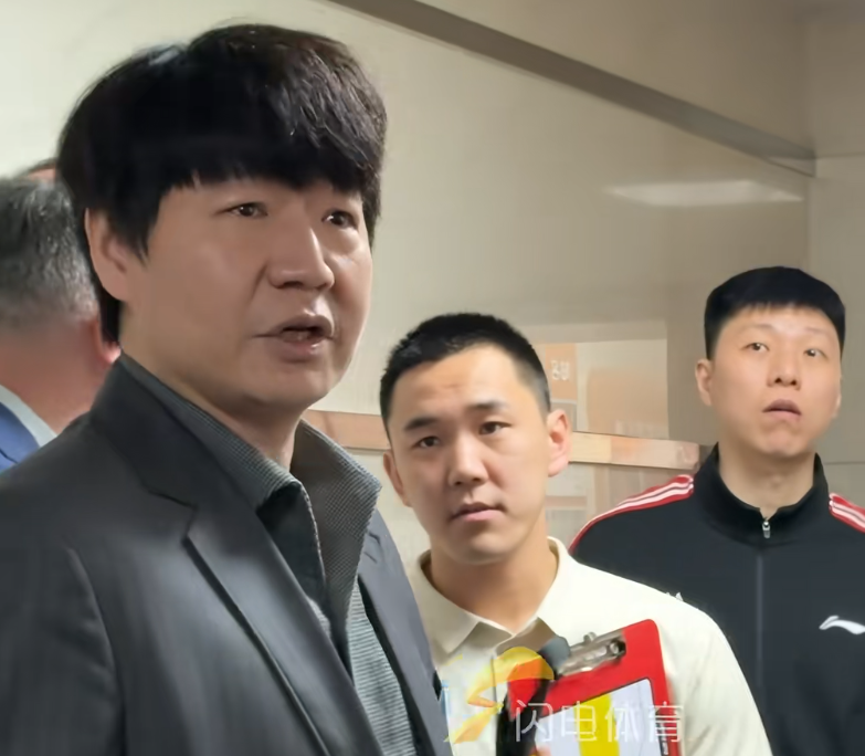 世界杯高清赛事直播地址-胜宁波队内复盘!邱彪点王证,与纪民尚直指团队,2人激情击掌!