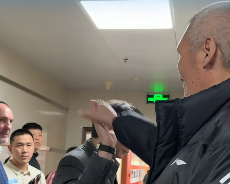 世界杯高清赛事直播地址-胜宁波队内复盘!邱彪点王证,与纪民尚直指团队,2人激情击掌!